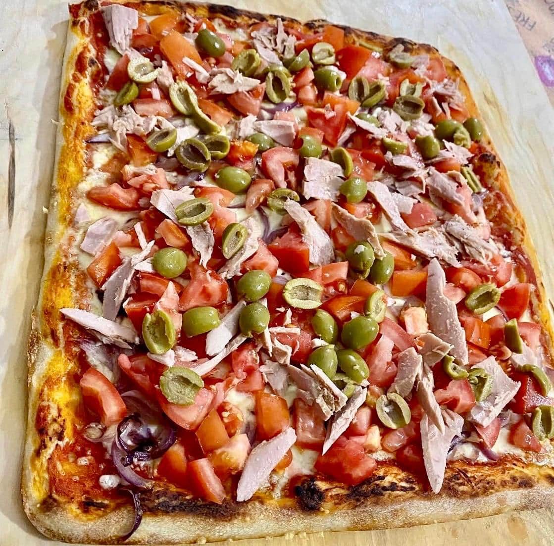 Pizza tonno, olive verdi, pomodorini e cipolla rossa di Tropea